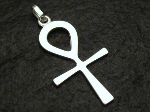 Lebenszeichen-Ankh aus Sterling Silber, schlichtes Design, hergestellt von Juwelier Harnisch. Der Anhänger zeigt die Form eines Ankh mit glatter Oberfläche.