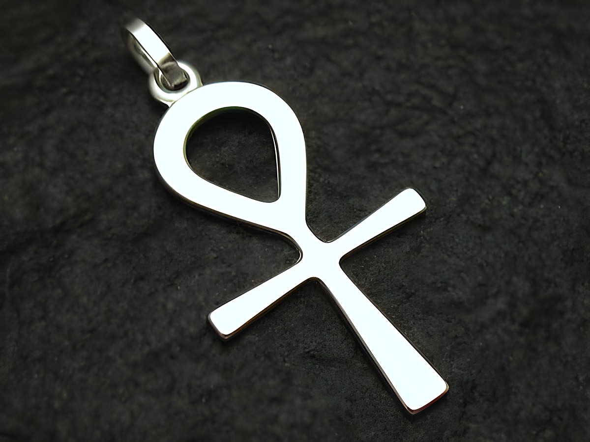 Lebenszeichen-Ankh aus Sterling Silber, schlichtes Design, hergestellt von Juwelier Harnisch. Der Anhänger zeigt die Form eines Ankh mit glatter Oberfläche.