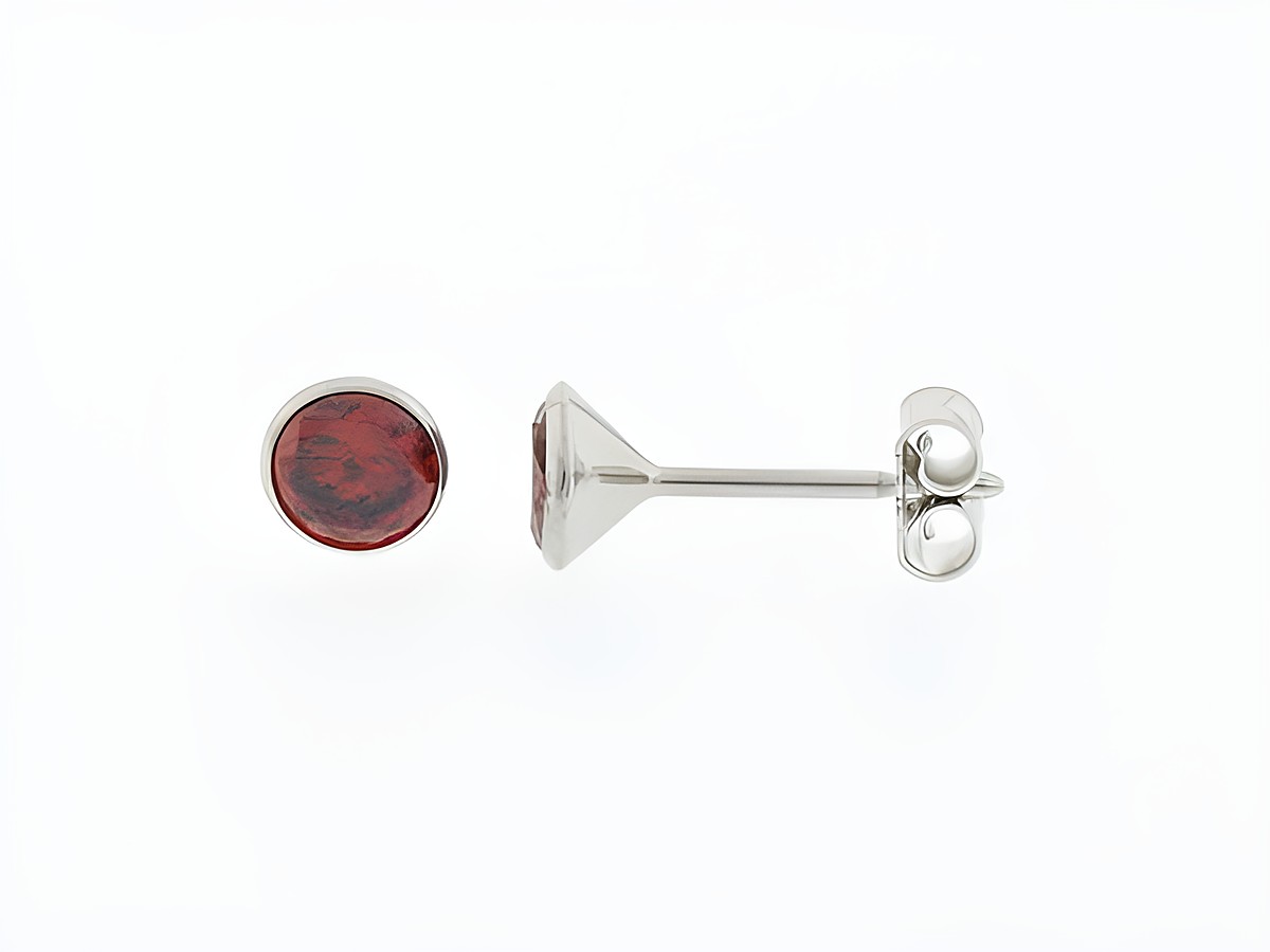 Silber Ohrringe im Kelchdesign mit einem Durchmesser von 5,2 mm, besetzt mit rotem Zirkonia, Hersteller Juwelier Harnisch. Elegantes Accessoire für jeden Anlass.