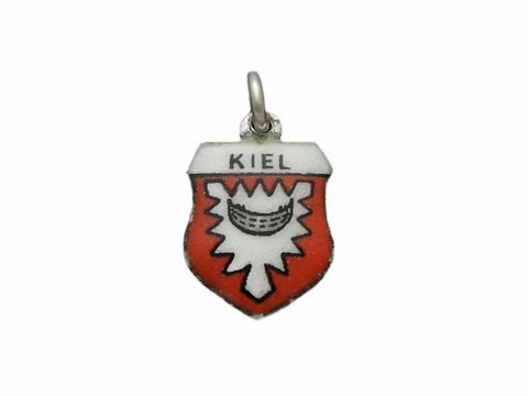 Silber Anhänger mit dem Stadtwappen von Kiel, Deutschland, in rot und weiß, gefertigt von Juwelier Harnisch aus Schleswig-Holstein, ideal als modebewusster Schmuck.