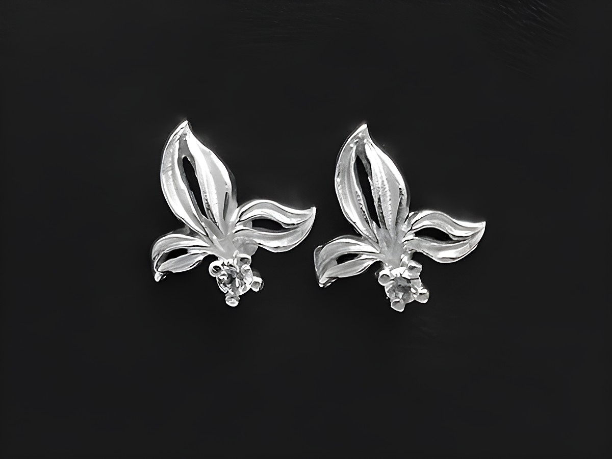 Silber Ohrstecker Ohrringe in Blütenform mit Bergkristall, Hersteller Juwelier Harnisch, elegantes und zeitloses Design für jeden Anlass.