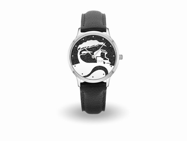 DUR Uhr Küste Lavasand DW007 Edelstahl 36 mm mit einem minimalistischen Zifferblatt in Schwarz und Weiß, abgebildet auf einem schwarzen Lederarmband. Elegantes und modernes Design.