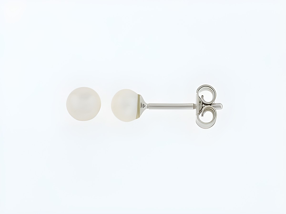 Silber Ohrringe mit Kugeln aus 4 mm Süßwasser Zuchtperlen, elegant und zeitlos, Hersteller Juwelier Harnisch. Perfekte Ergänzung für jedes Outfit.