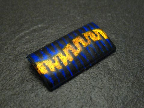 60901-0 Brosche CHAIN in blau-gelb, aus vergoldetem Emaille, gefertigt vom Juwelier Harnisch, Vintage-Stil mit eleganten Mustern. Ideal für stilvolle Akzente.