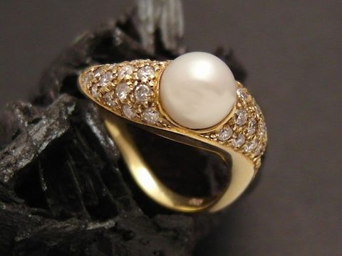 Goldring - königlich - Gold 585 - Brillant - Gr. 56 - Zuchtperle, gefertigt von Juwelier Harnisch, bis Gr. 56/18, eleganter Ring mit funkelnden Brillanten und einer zentralen Zuchtperle.
