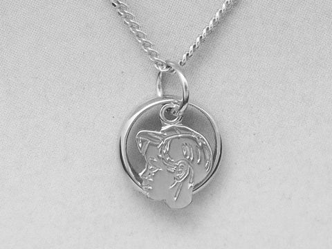 Taufring mit dem Gesicht eines Jungen, aus Sterling Silber, mit Rubin, vom Hersteller Juwelier Harnisch, Silberkette mit Anhänger in filigraner Ausführung.