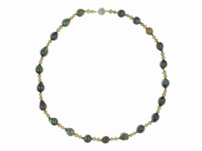 Perlenkette aus Süßwasser-Zuchtperlen in Grün und Violett, 4,5-10 mm, Länge 48 cm, ergänzt durch silberne Elemente, hergestellt von Juwelier Harnisch.