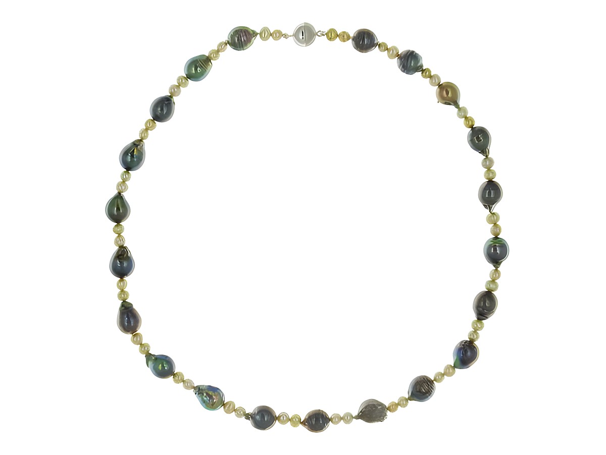 Perlenkette aus Süßwasser-Zuchtperlen in Grün und Violett, 4,5-10 mm, Länge 48 cm, ergänzt durch silberne Elemente, hergestellt von Juwelier Harnisch. – Ansicht 3