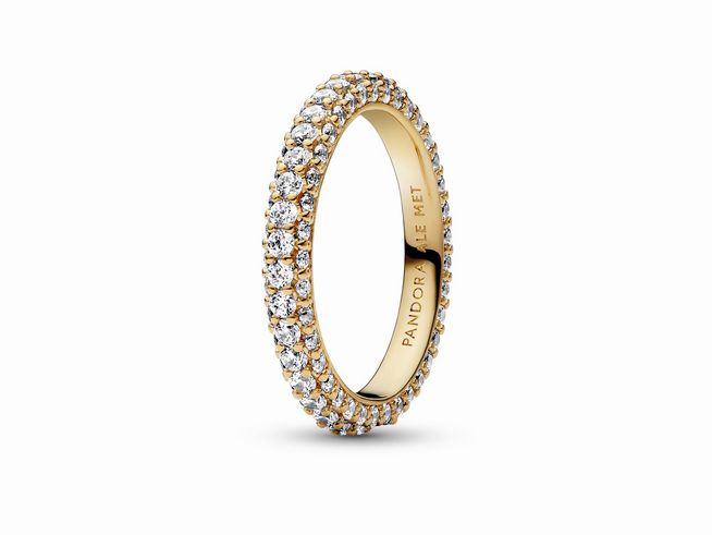 162627048-0 Ein eleganter einreihiger Pavé Ring von Pandora in Größe 48 aus gelbgoldvergoldetem Material, besetzt mit glitzernden Zirkonia-Steinen, ideal für festliche Anlässe.