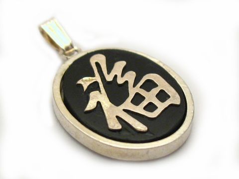 Oval China Onyx Anhänger in silberfarben mit einem dekorativen Muster, hergestellt von Juwelier Harnisch, Anhänger mit Edelsteinen.