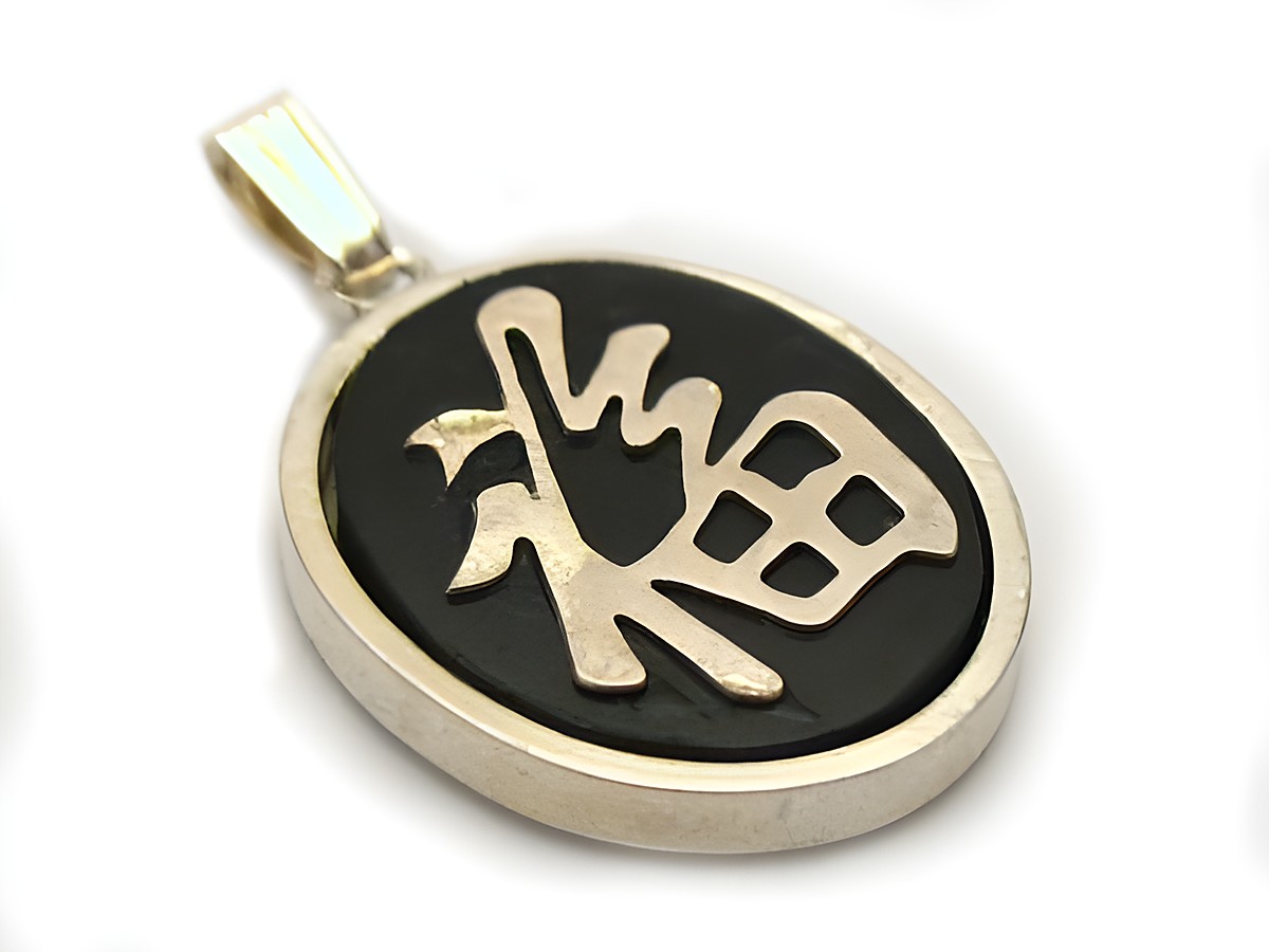 Oval China Onyx Anhänger in silberfarben mit einem dekorativen Muster, hergestellt von Juwelier Harnisch, Anhänger mit Edelsteinen.