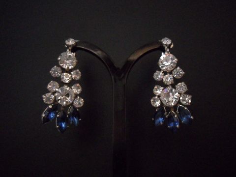 Glamouröse Ohrclips in Weiß und Blau mit silberfarbener Strass-Besatzung, Hersteller Juwelier Harnisch, ideal als elegante Ohrhänger für besondere Anlässe.