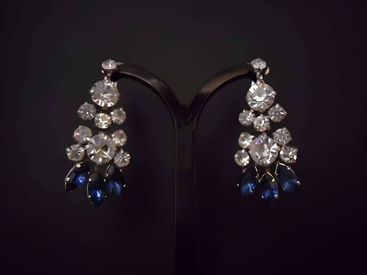 Glamouröse Ohrclips in Weiß und Blau mit silberfarbener Strass-Besatzung, Hersteller Juwelier Harnisch, ideal als elegante Ohrhänger für besondere Anlässe.
