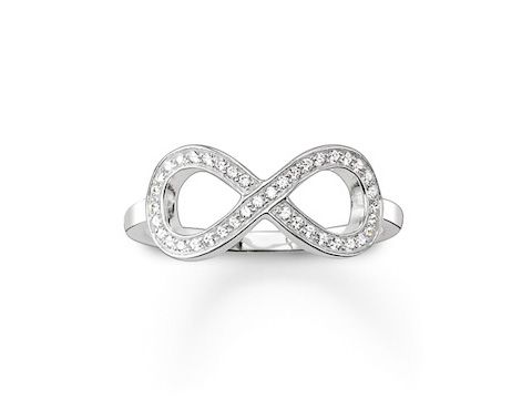 Der Ring von Thomas Sabo in Größe 52 aus Sterling Silber zeigt ein Unendlichkeitssymbol, besetzt mit weißen Zirkonia-Steinen, der eleganten Glanz verleiht.