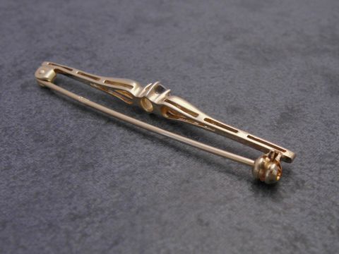 Gold Brosche edel Gold 333 mit Bergkristall als Anstecknadel, hergestellt von Juwelier Harnisch, stilvolle Brosche für elegante Akzente.