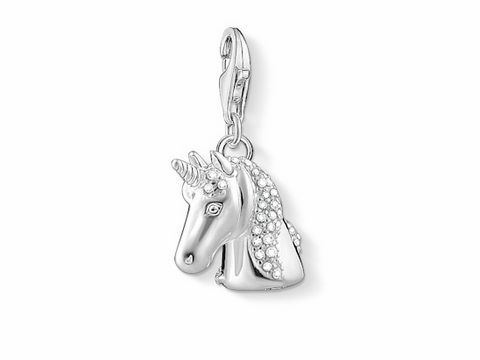 Ein Thomas Sabo Charm in Form eines Einhorns aus geschwärztem Sterling Silber mit weißen Zirkonia-Steinen, ideal für tierische Schmuckliebhaber.