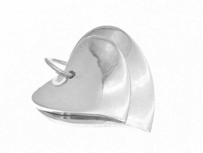 Doppel-Herz Anhänger aus poliertem Sterling Silber, romantisches Design, hergestellt von Juwelier Harnisch, plastisch gestaltet für einen besonderen Glanz.