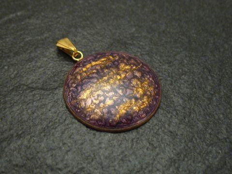 Emaille Anhänger in violett-gelb mit vergoldeter Aufhängung, Hersteller Juwelier Harnisch, Vintage-Stil, runde Form mit strukturiertem Farbspiel.