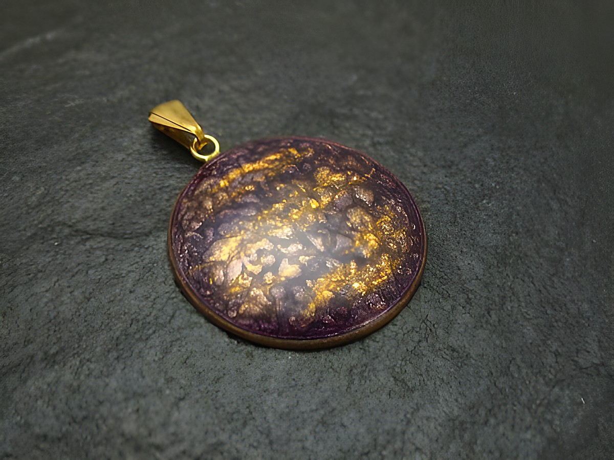 Emaille Anhänger in violett-gelb mit vergoldeter Aufhängung, Hersteller Juwelier Harnisch, Vintage-Stil, runde Form mit strukturiertem Farbspiel.
