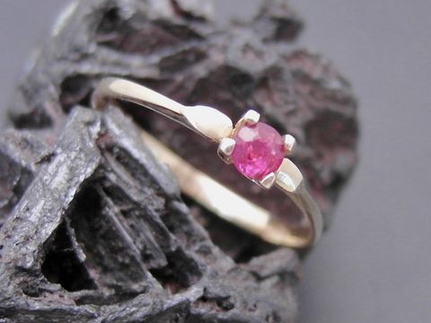 Zierlicher Goldring in Gr. 56 aus Gold 333 mit einem roten Rubin, hergestellt von Juwelier Harnisch, ideal bis Größe 56/18.