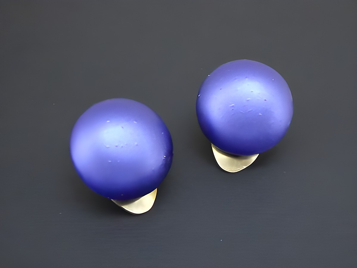 Dunkelblaue Ohrclips mit seidenmatter Synthese-Zuchtperle und goldfarbenen Details vom Hersteller Juwelier Harnisch, zeitloses Design für eleganten Schmuck.