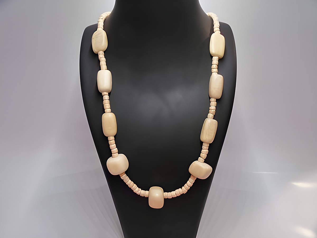 Holzkette Multiform 16 mm naturbraun 60 cm von Juwelier Harnisch, stilvolle Holzschmuck mit harmonischem Design, perfekt für jedes Outfit.