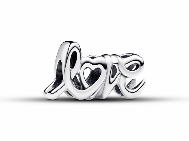Handgeschriebene Liebe Charm aus Sterling Silber von Pandora zeigt das Wort love in einer eleganten, geschwungenen Schrift mit einem Herzen, ideal für persönliche Schmuckkollektionen.
