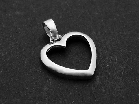 Silber Anhänger in Herzform, rhodiniert und flach, romantisches Design, Hersteller Juwelier Harnisch. Ideal für persönliche Geschenke oder als Schmuckstück zum Verlieben.