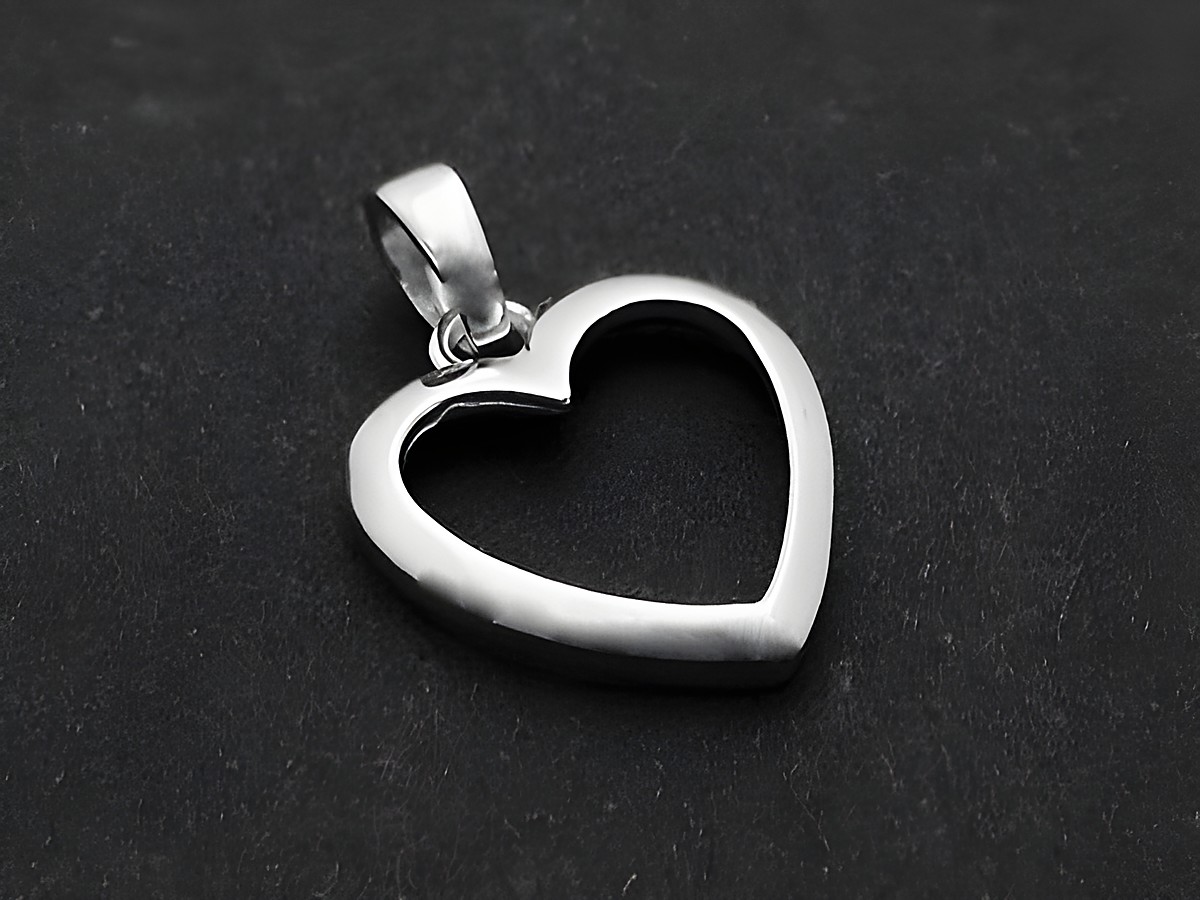 Silber Anhänger in Herzform, rhodiniert und flach, romantisches Design, Hersteller Juwelier Harnisch. Ideal für persönliche Geschenke oder als Schmuckstück zum Verlieben.