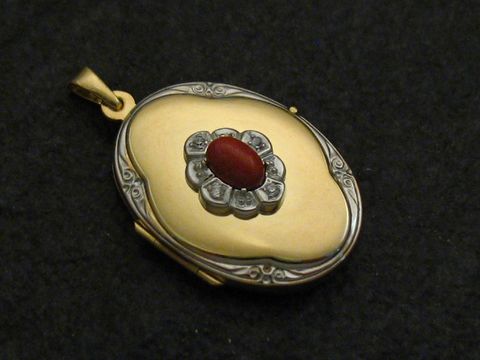 Jaspis rot-braun Medaillon Cabochon in Gold 333 bicolor, mit einer eleganten Blütenfassung, gefertigt vom Juwelier Harnisch, stilvolles Accessoire für besondere Anlässe.