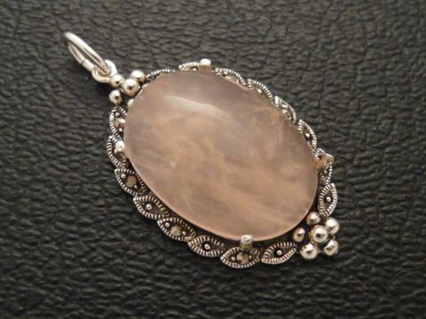 Cabochon Rosenquarz Silber Medaillon Anhänger von Juwelier Harnisch, filigrane Verarbeitung mit ovalem Cabochonstein in einem dekorativen, kunstvollen Silberrahmen.