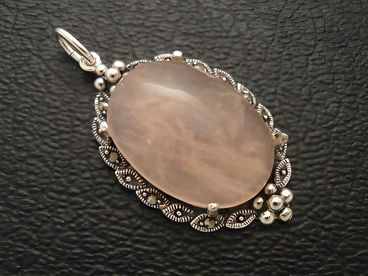 Cabochon Rosenquarz Silber Medaillon Anhänger von Juwelier Harnisch, filigrane Verarbeitung mit ovalem Cabochonstein in einem dekorativen, kunstvollen Silberrahmen.