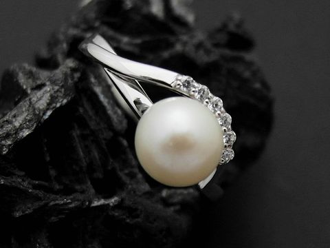 Silber Ring Traumperle elegant mit Süßwasserzuchtperle und Zirkonia, ideal für Größe 52, hergestellt von Juwelier Harnisch, bietet einen zeitlosen Schmuckakzent.