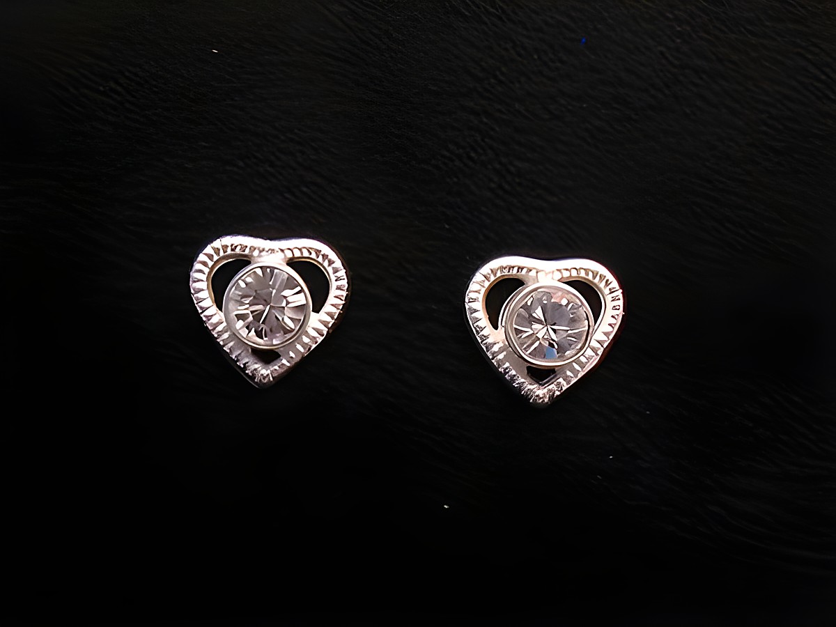 Ohrringe Herz aus Sterling Silber mit niedlichem Zirkonia für Kinder, Hersteller: Juwelier Harnisch. Perfekte Schmuckstücke für kleine Mädchen.