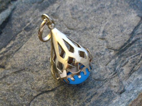 Gold Anhänger im Design Kegel mit einem turquoisefarbenen Element, gefertigt aus Gold 333, Hersteller Juwelier Harnisch, dekorativ und elegant, ideal für jedes Schmuckstück.