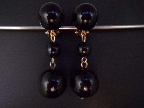 71830-0 Schwarz zeitlose Ohrclips aus Kunstharz mit goldfarbenen Details, Hersteller Juwelier Harnisch, elegant und vielseitig kombinierbar, ideal für besondere Anlässe oder den Alltag.