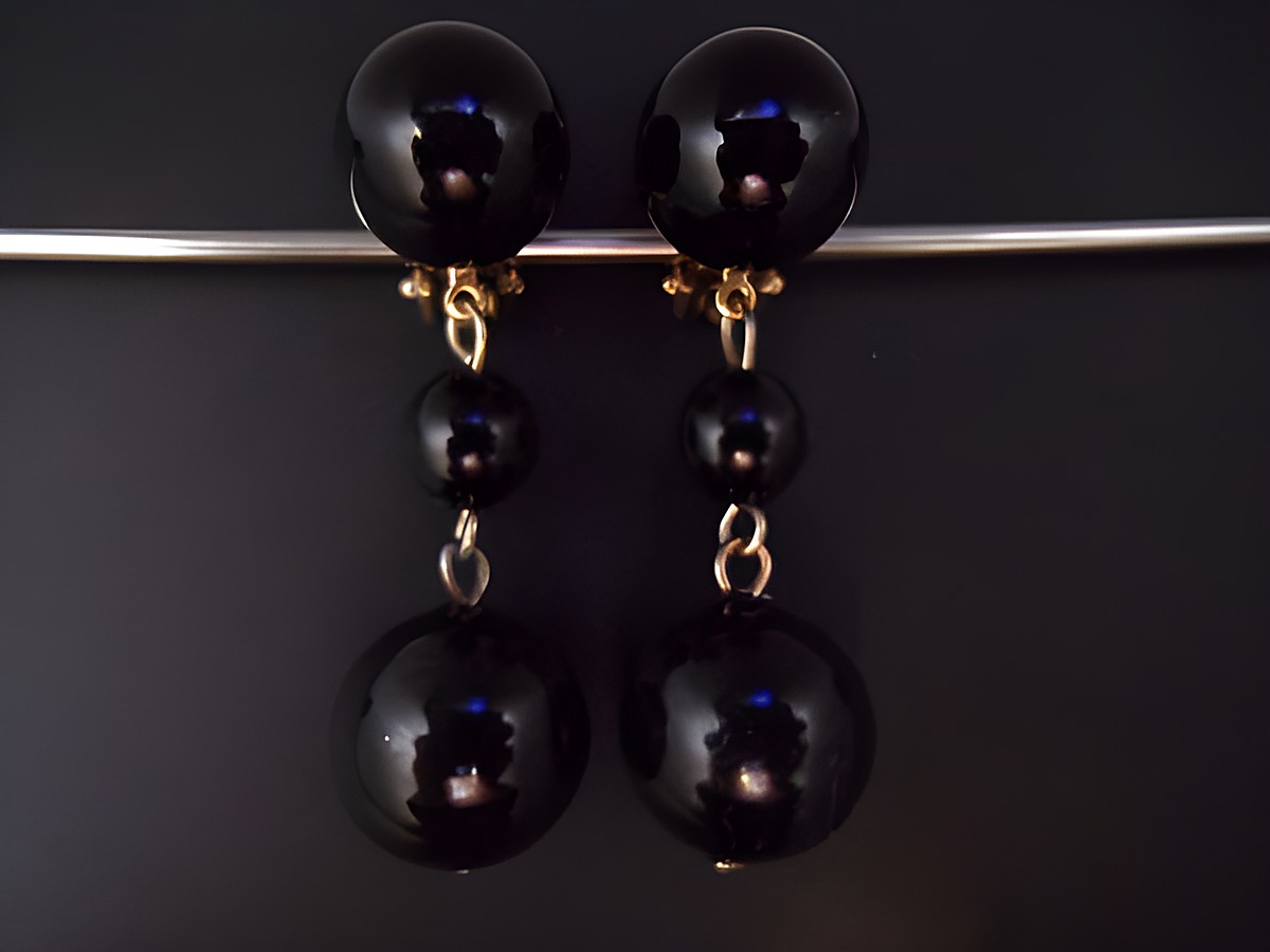 Schwarz zeitlose Ohrclips aus Kunstharz mit goldfarbenen Details, Hersteller Juwelier Harnisch, elegant und vielseitig kombinierbar, ideal für besondere Anlässe oder den Alltag.