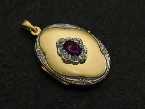 Amethyst lila Medaillon Cabochon Gold 333 bicolor mit Brillanten, gefertigt von Juwelier Harnisch in Gelbgold 333, elegant und zeitlos gestaltet.