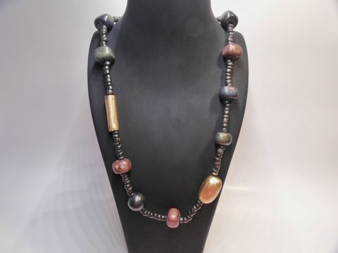 Bunte Holzschmuck Kette mit verschiedenen farbigen Holzperlen, Länge 80 cm und einer Breite von 27 mm, aus der Kollektion von Juwelier Harnisch, ideal für auffällige Akzente.