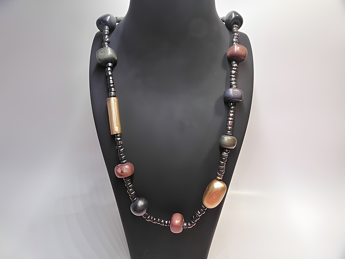 Bunte Holzschmuck Kette mit verschiedenen farbigen Holzperlen, Länge 80 cm und einer Breite von 27 mm, aus der Kollektion von Juwelier Harnisch, ideal für auffällige Akzente.