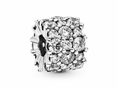 Sterling Silber Charm von Pandora mit Zirkonia, funkelnde Steine in einer eleganten Anordnung, verziert und glänzend, ideal für Armbänder oder als Schmuckstück.