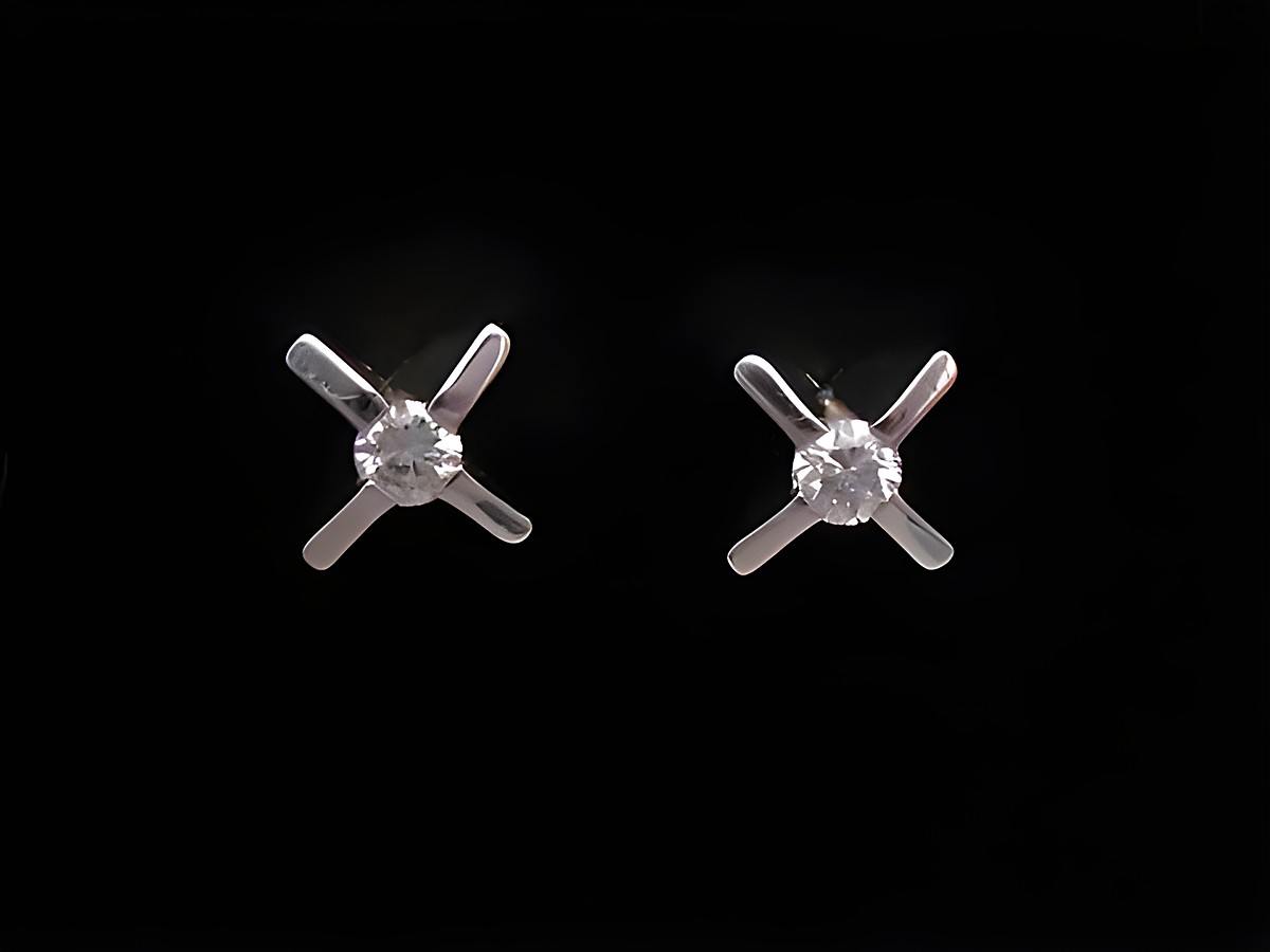 Ohrringe aus Weißgold 585 mit einem Brillant von 0,10 ct W/P1, elegantes Design, Hersteller Juwelier Harnisch, perfekt für besondere Anlässe oder als edles Geschenk.