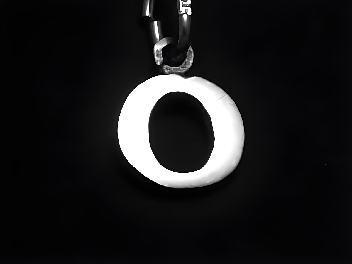 925 Sterling Silber Druck-Buchstaben Anhänger in Form des Buchstabens O, hergestellt von Juwelier Harnisch, glänzende Oberfläche auf schwarzem Hintergrund.
