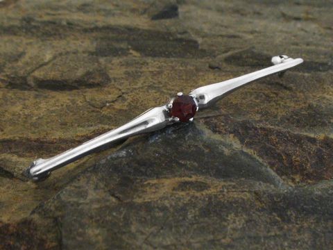 Brosche aus echt Silber mit rhodiniertem Finish, verziert mit einem roten Granat, gefertigt vom Juwelier Harnisch, elegant und stilvoll, ideal für besondere Anlässe.