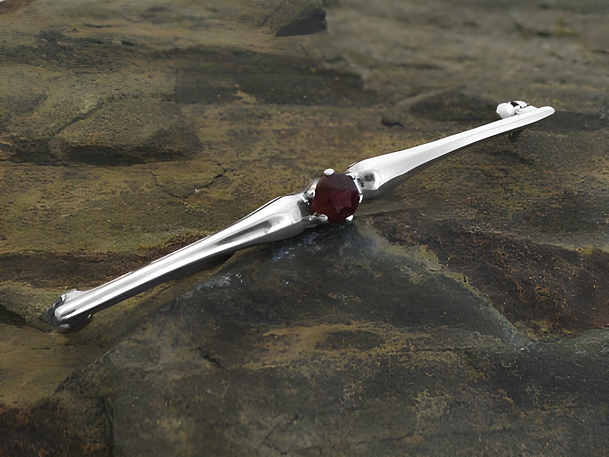 Brosche aus echt Silber mit rhodiniertem Finish, verziert mit einem roten Granat, gefertigt vom Juwelier Harnisch, elegant und stilvoll, ideal für besondere Anlässe.