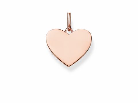 Der Anhänger in Herzform ist aus roségoldvergoldetem Silber gefertigt und hat eine glatte, glänzende Oberfläche, ideal für eine persönliche Gravur oder als stilvolles Accessoire.