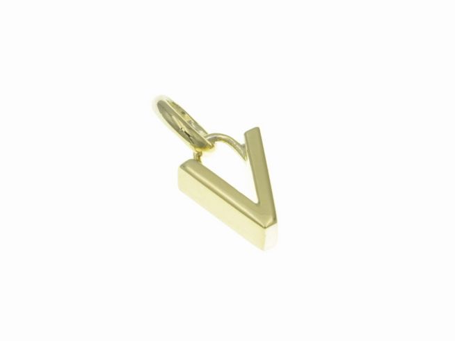 Anhänger aus poliertem Sterlingsilber in Form des Buchstabens V, vergoldet in Gelbgold, Hersteller Juwelier Harnisch. Ideal für individuellen Schmuck.