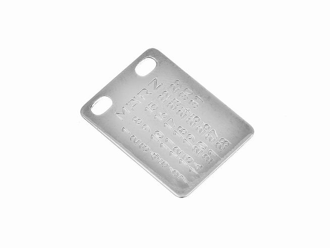 Hintergrund ist eine gravierte Metallplatte für das Sternzeichen März, hergestellt von Juwelier Harnisch, die als Geschenkidee dient und das Monatszeichen sowie relevante Daten zeigt.