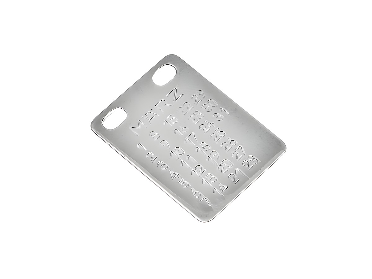 Hintergrund ist eine gravierte Metallplatte für das Sternzeichen März, hergestellt von Juwelier Harnisch, die als Geschenkidee dient und das Monatszeichen sowie relevante Daten zeigt.
