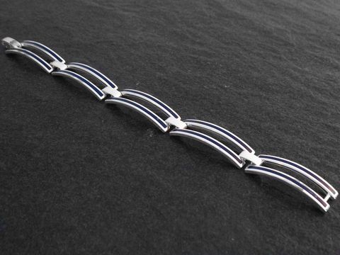 Silberarmband zeitlos 18,5 cm Design mit Lapis-Lack, hergestellt von Juwelier Harnisch, ziert elegante und moderne Muster, die das Schmuckstück besonders ansprechend machen.
